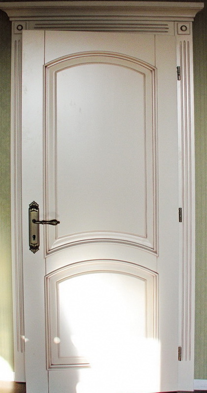 Двери белого цвета межкомнатные, массив