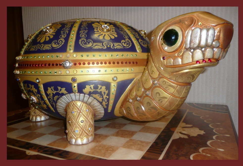 Резная черепаха, деревянная скульптура, инкрустация камнями сваровских