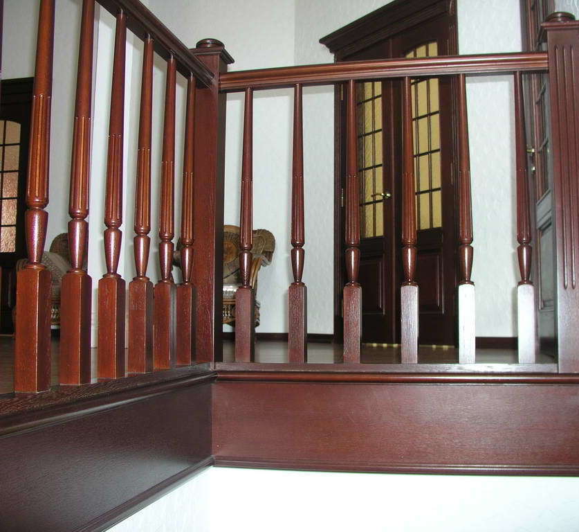 Деревянная лестница, классический стиль, квадратные столбы, Арт 09