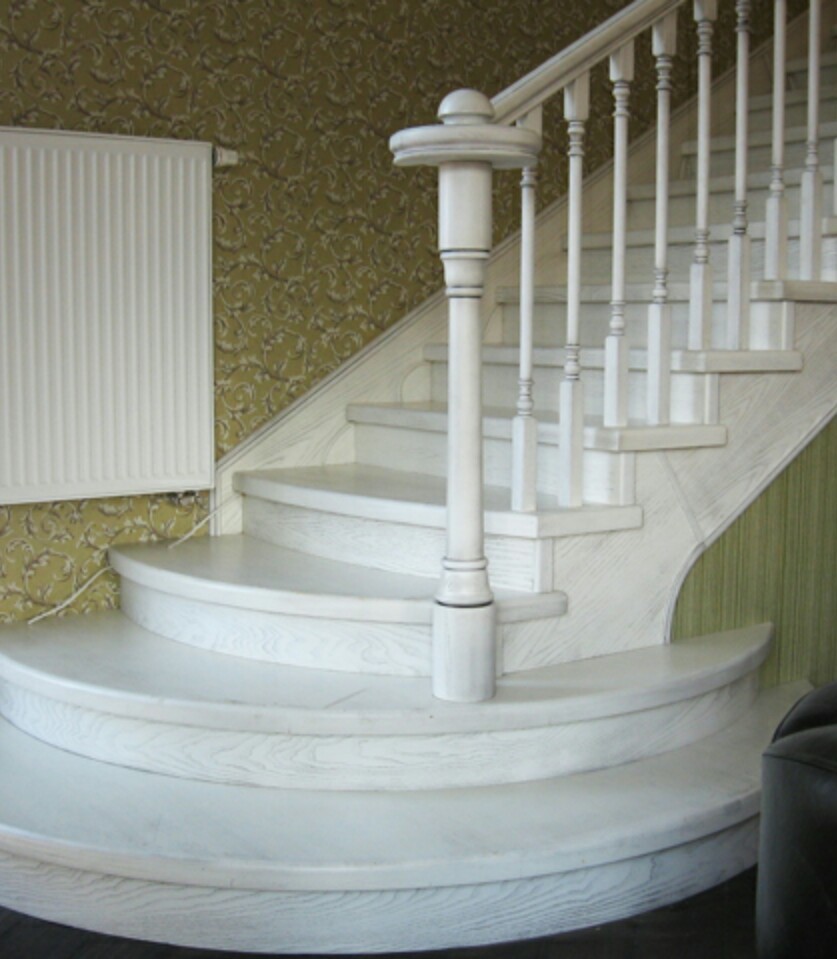 Лестница с пригласительными ступенями в белом цвете, ясень, Арт 04