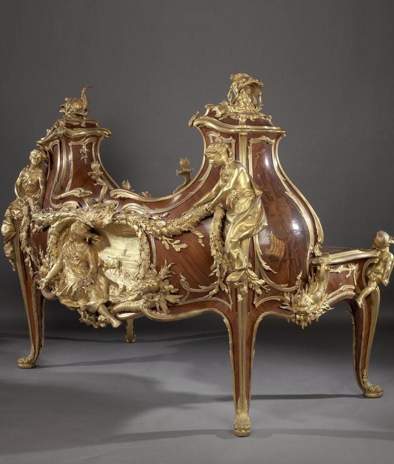 Письменный стол времен Людовика XVI палисандр, бронзовое литье, позолота