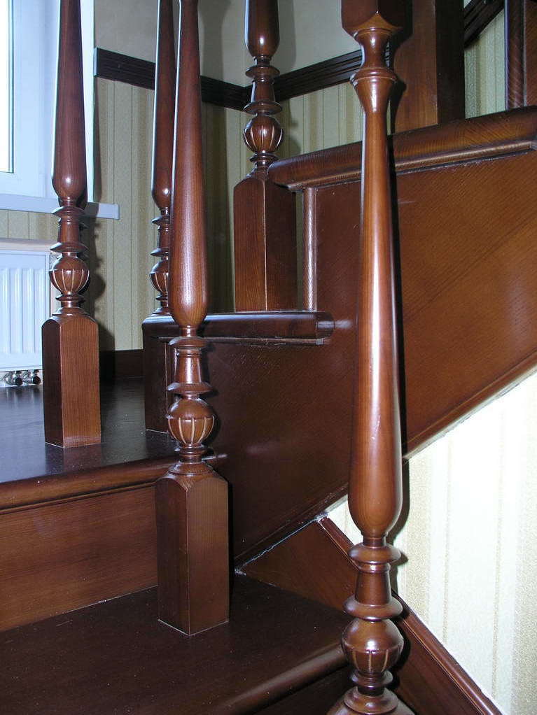 Лестница деревянная, фрагмент ограждения - балясины с декоративным шариком Арт 14