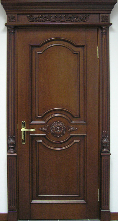 Двери входные деревянные с резными элементами