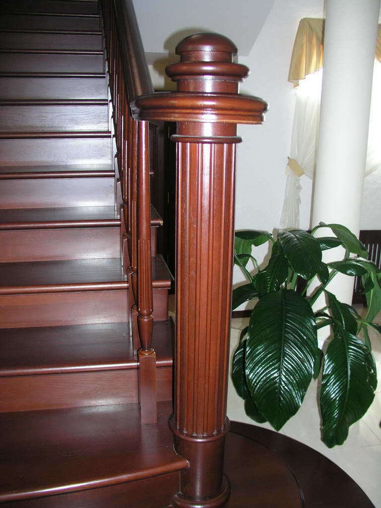 Классическая деревянная лестница с круглым столбом и пригласительными ступенями Арт 01